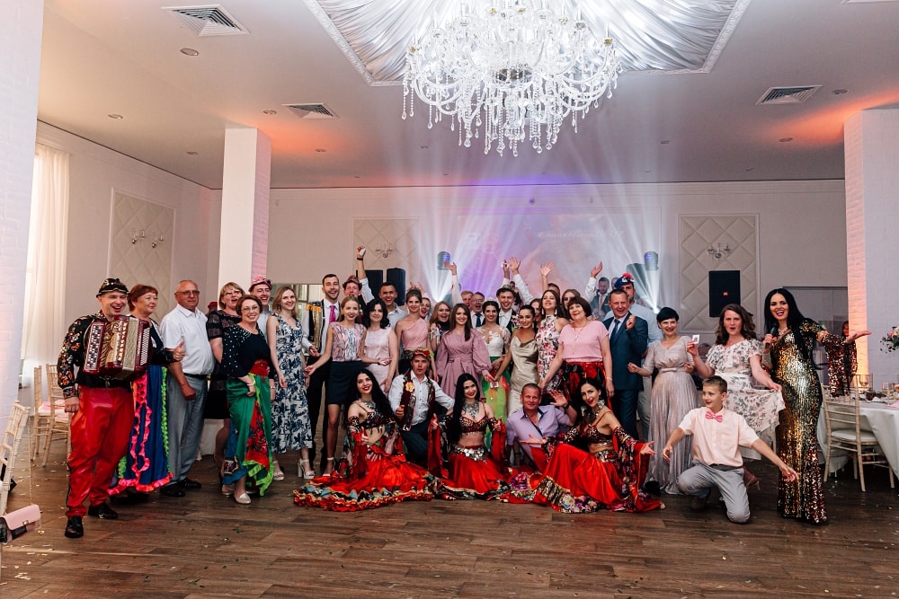 Общая фотография на свадьбе с цыганским ансамблем Кустурица.