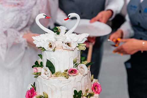 Свадебный торт с лебедями.