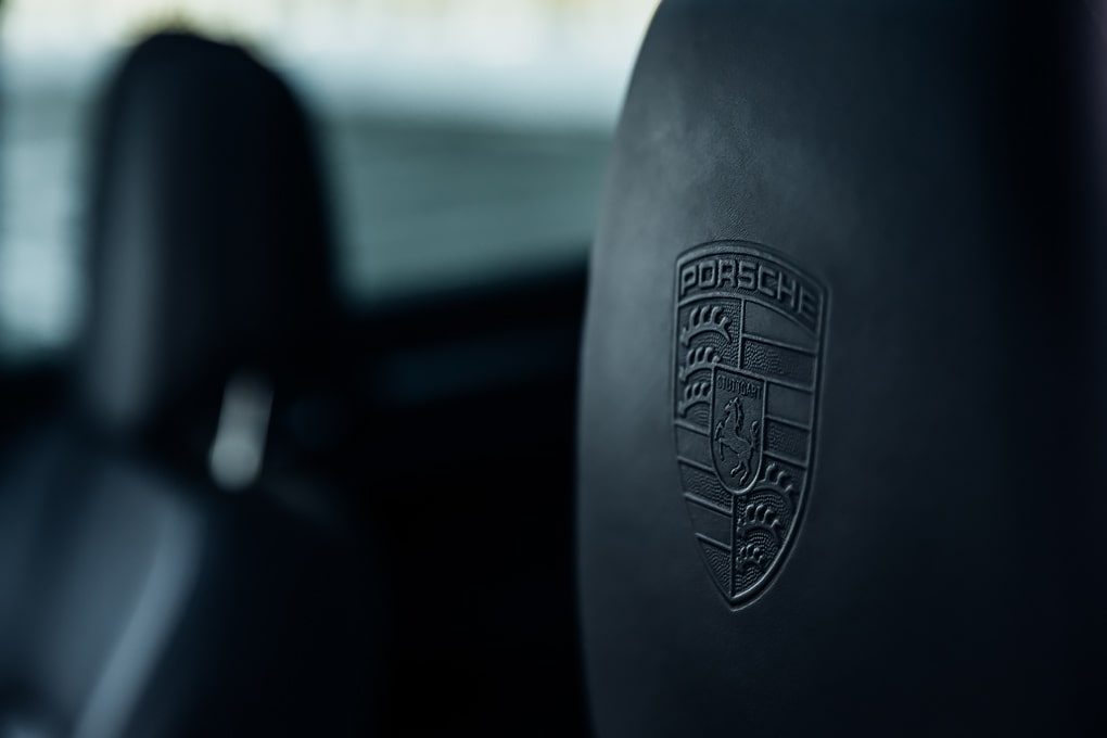 Тисненый логотип на подголовнике Porsche Cayenne.