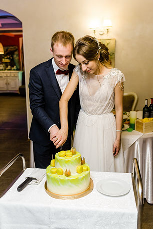 Жених и невеста разрезают торт.