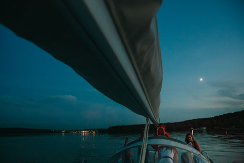 Ночная прогулка на яхте.
