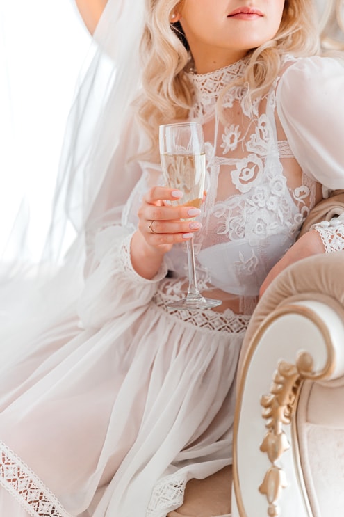 Бокал шампанского в руке невесты.