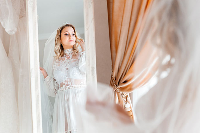 Отражение в зеркале невесты с фатой.