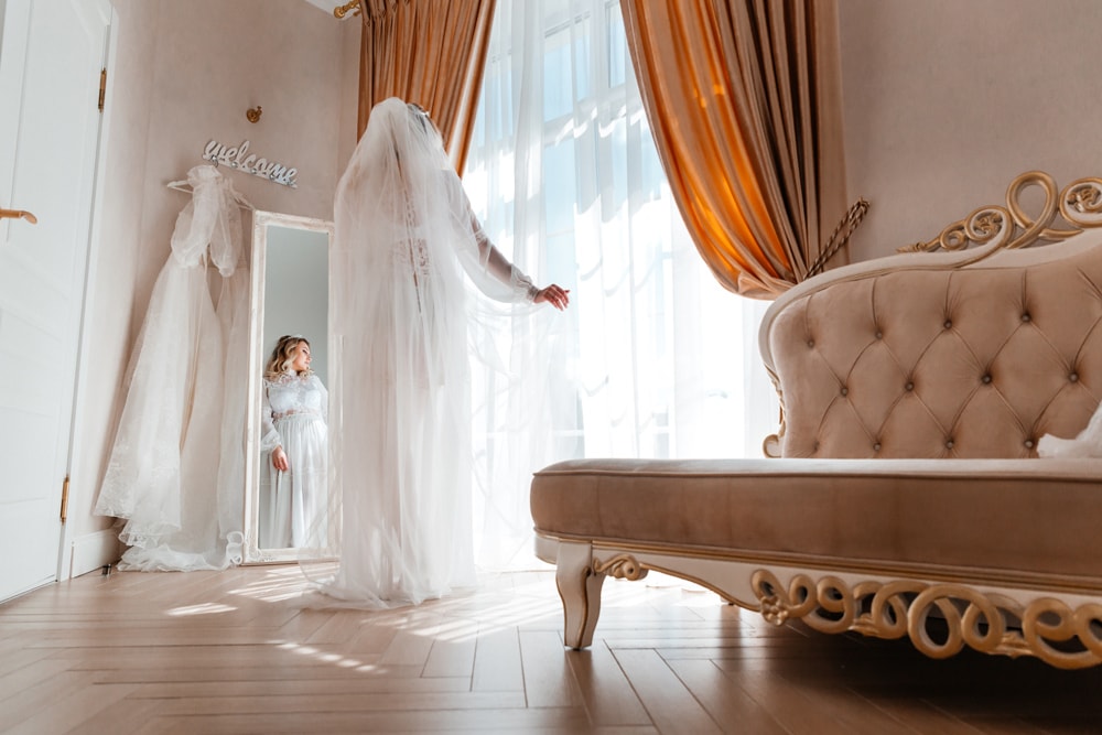 Отражение невесты в зеркале.
