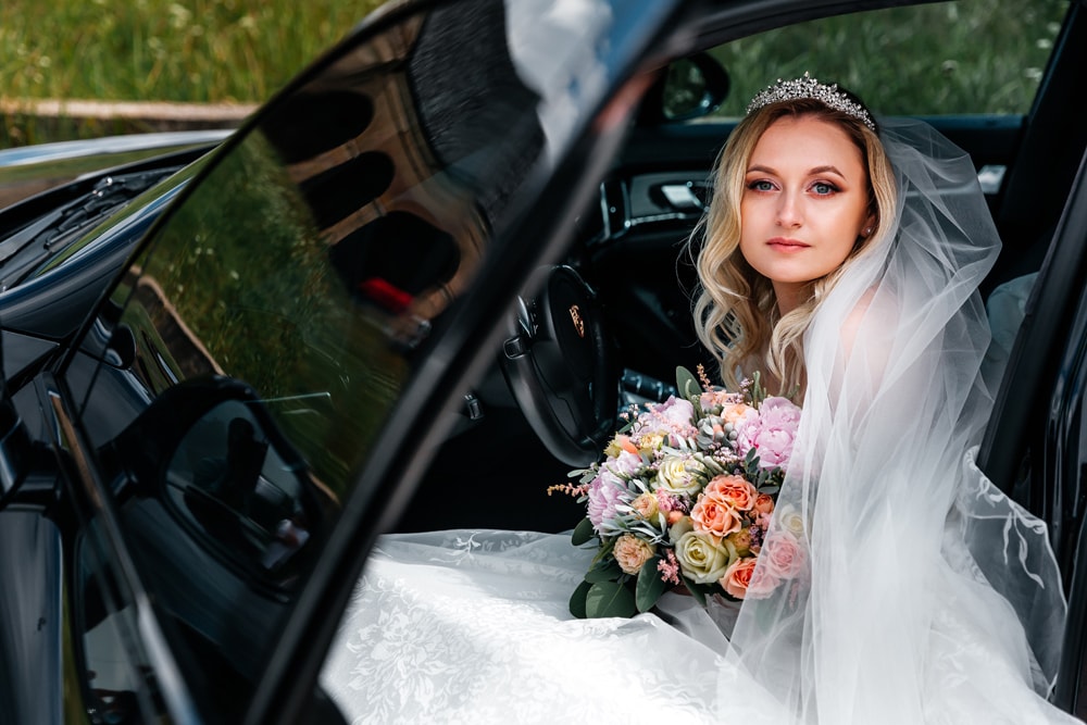 Милая невеста в салоне машины.