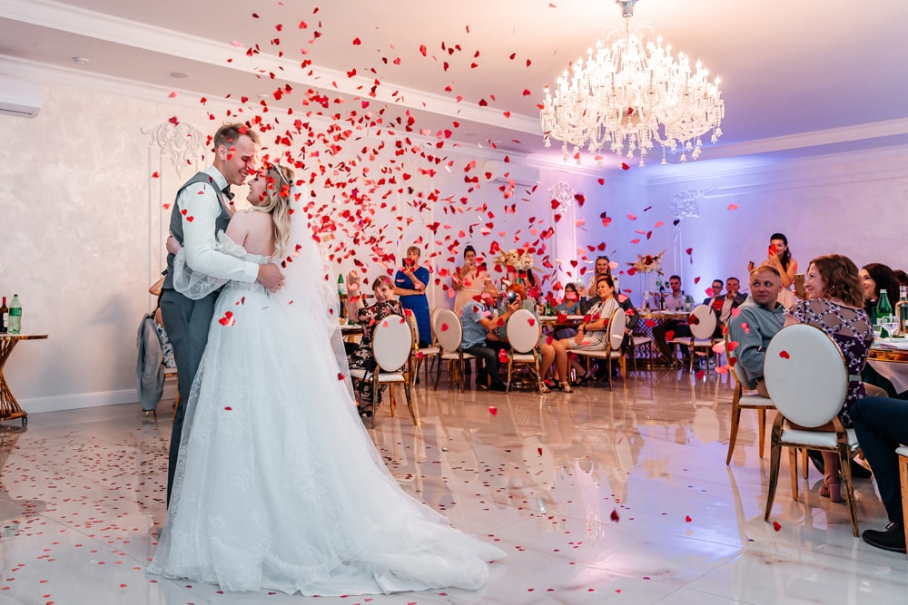 Свадебный танец с лепестками роз.
