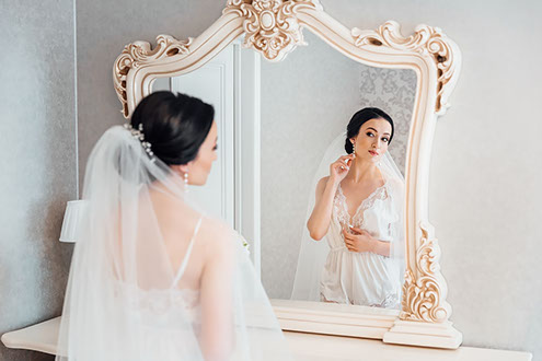 Сборы невесты в аппартаментах. Отражение в зеркале туалетного столика.