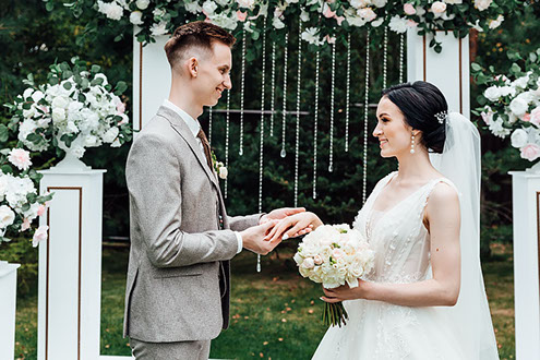 Свадебное кольцо на руке невесты на выездной регистрации.