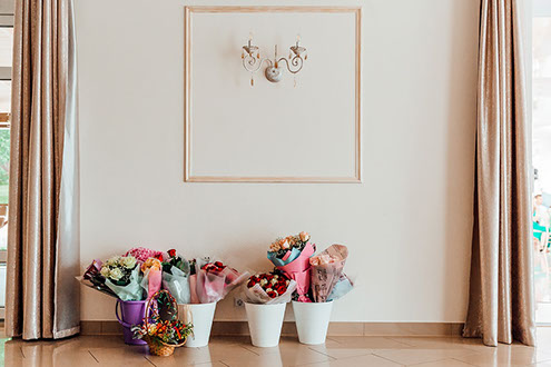 Подаренные букеты цветов на свадьбе.