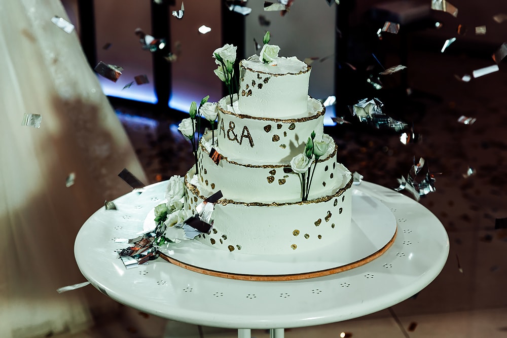 Вкусный свадебный торт с инициалами молодожен.
