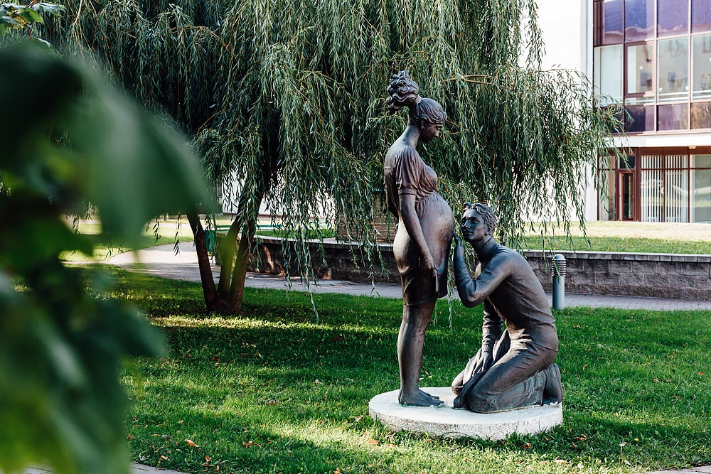 Мать и Дитя внутренний двор. Статуя муж и беременная жена. 
