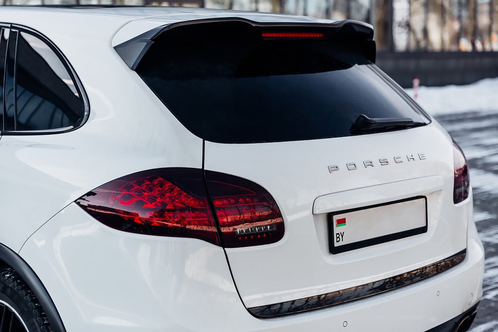 Профессиональный фотографии белого Porsche Cayenne.