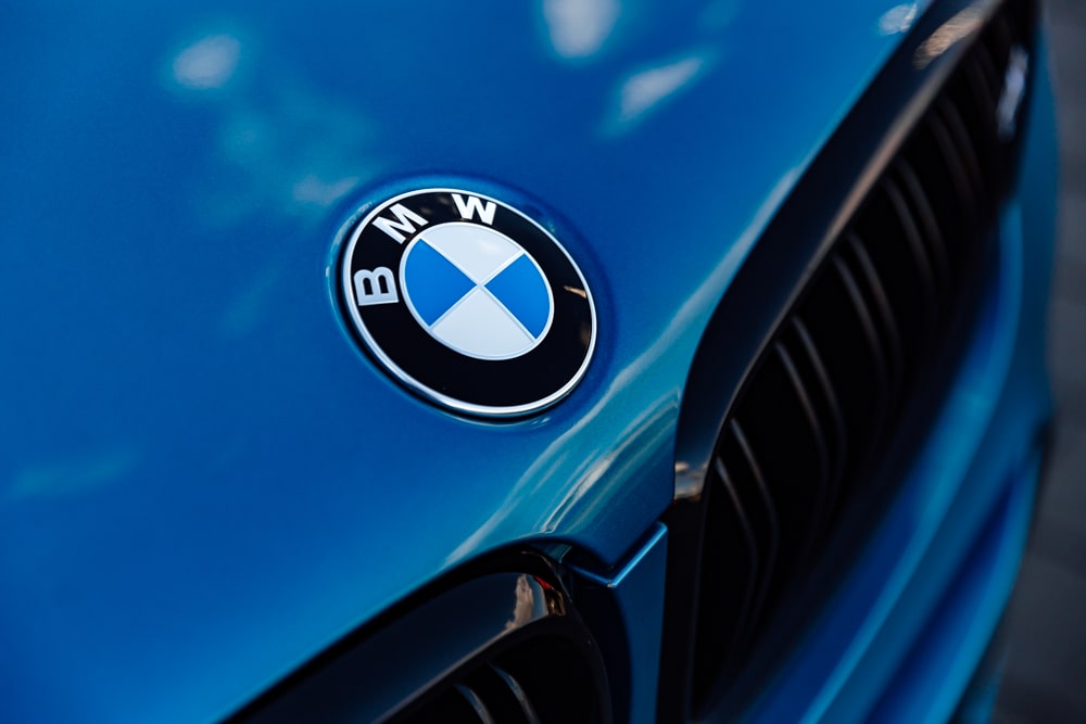 Логотип на капоте BMW.