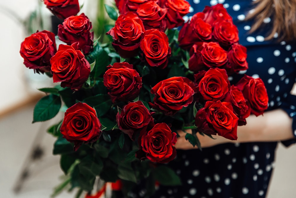 Прекрасный подарок букет красных роз маме на выписку из роддома.