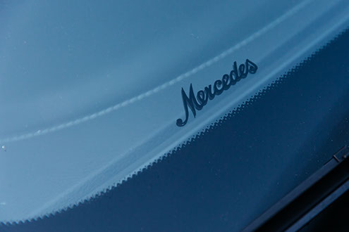 Надпись логотип Mercedes на лобовом стекле.
