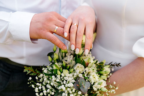 Свадебный букет в руках у невесты.