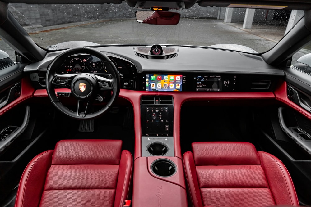 Красно-черный салон Porsche Taycan 4S.