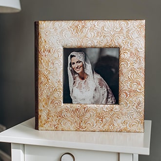 свадебная фотокнига из коллекции Royal с квадратной вставкой от ведущего дома печати